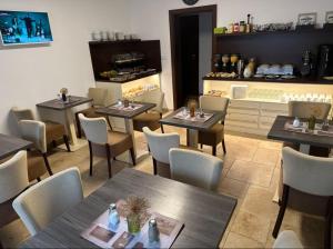 um restaurante com mesas e cadeiras e um balcão em Penzion Rechle em Cesky Krumlov