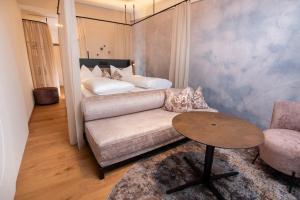 ein Wohnzimmer mit einem Sofa und einem Tisch in der Unterkunft Hotel Schachner in Maria Taferl