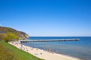 grupa ludzi na plaży z molo w obiekcie Tropica Garden - Nowe Kolibki w mieście Gdynia