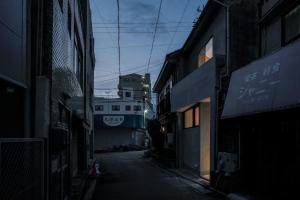 um beco vazio com edifícios numa cidade asiática em SOUQ em Himeji