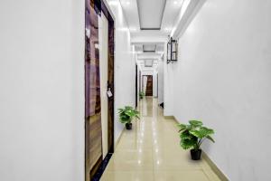 um corredor com vasos de plantas num edifício em Super Capital O The Jumar em Silwai