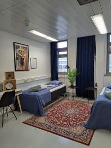 - une chambre avec 2 lits et un tapis dans l'établissement WatchHouse, à Hamina