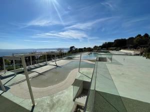 una piscina en un edificio con vistas al océano en Anaida en Selce