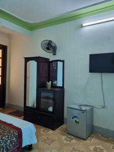 a bedroom with a mirror and a dresser and a tv at Khách sạn Viễn Đông in Dong Quan