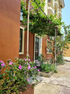 a house with flowers on the side of it at Khách sạn Viễn Đông in Dong Quan