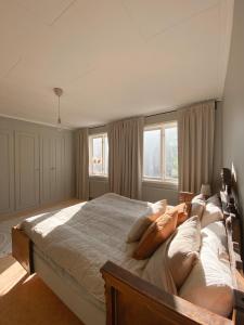 Una cama o camas en una habitación de Stort lantligt hus i idyllisk miljö