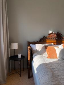 Una cama o camas en una habitación de Stort lantligt hus i idyllisk miljö