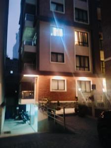 カトマンズにあるBeautiful 1 bedroom apartment in Sundhara Kathmanduの夜景