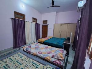 Postelja oz. postelje v sobi nastanitve Satwik Homestay