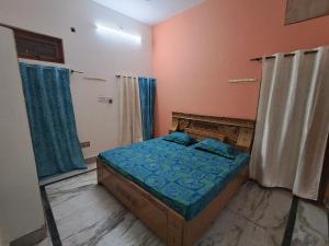 1 dormitorio con 1 cama en una habitación en Satwik Homestay, en Ayodhya