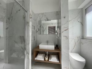 uma casa de banho com um lavatório, um WC e um espelho. em Martini Suite 2 Bari em Bari