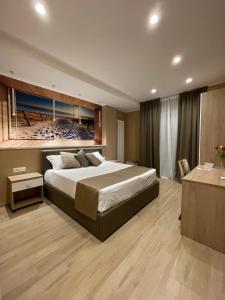 um quarto com uma cama grande num quarto em Martini Suite 2 Bari em Bari