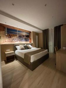 um quarto grande com uma cama grande e uma janela em Martini Suite 2 Bari em Bari