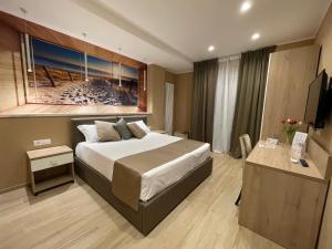 um quarto com uma cama e uma televisão em Martini Suite 2 Bari em Bari