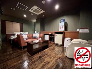 東京にあるHotel Asian Color (Adult Only)のソファ付き待合室