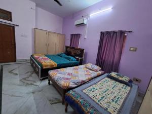 Postelja oz. postelje v sobi nastanitve Satwik Homestay