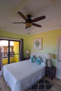 Letto o letti in una camera di Sea Piton View Apartment- Location, Convenience, Modern Living