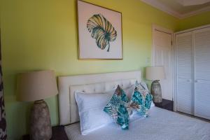 Letto o letti in una camera di Sea Piton View Apartment- Location, Convenience, Modern Living