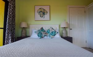 Letto o letti in una camera di Sea Piton View Apartment- Location, Convenience, Modern Living