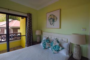 Letto o letti in una camera di Sea Piton View Apartment- Location, Convenience, Modern Living