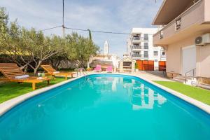 Bazén v ubytování Apartment Kiara with Pool nebo v jeho okolí