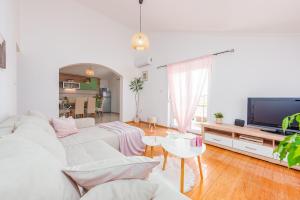 TV a/nebo společenská místnost v ubytování Apartment Kiara with Pool