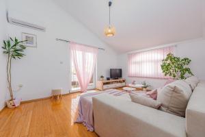 TV a/nebo společenská místnost v ubytování Apartment Kiara with Pool