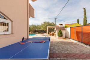 Stolní tenis v ubytování Apartment Kiara with Pool nebo okolí