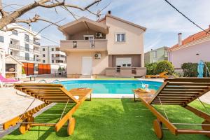 Bazén v ubytování Apartment Kiara with Pool nebo v jeho okolí