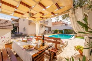 Bazén v ubytování Apartment Kiara with Pool nebo v jeho okolí