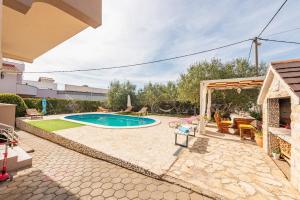 Bazén v ubytování Apartment Kiara with Pool nebo v jeho okolí