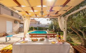 Bazén v ubytování Apartment Kiara with Pool nebo v jeho okolí