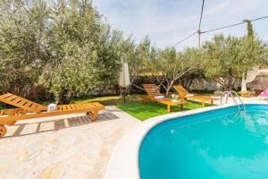 Bazén v ubytování Apartment Kiara with Pool nebo v jeho okolí