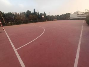una pista de tenis con una pista de tenis en Casa Alkabir Campello, en El Campello