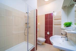 uma casa de banho com um lavatório, um WC e um chuveiro em Apartman Hotel em Bük