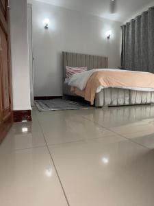 Ένα ή περισσότερα κρεβάτια σε δωμάτιο στο Stay with soniyah 3