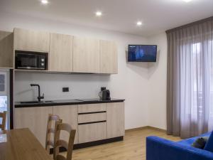 A kitchen or kitchenette at Liz Hotel & Apartments