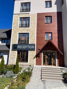 un edificio con un cartel que dice recepción en Milmari N53, en Kopaonik
