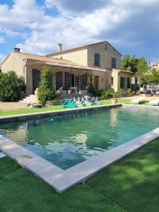 Πισίνα στο ή κοντά στο Magnifique villa avec piscine privée à Aubignan
