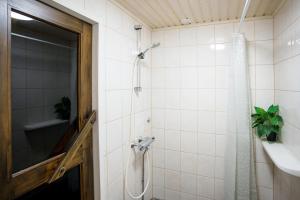 Un baño con ducha con cortina de ducha. en Charming house near the city, en Rovaniemi 51 fotos más