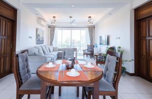 sala de estar con mesa y sofá en Beachfront Bliss Apartment en Mombasa