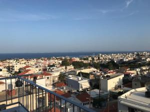 - une vue sur la ville avec ses bâtiments et l'océan dans l'établissement Sunrise View Apartment, à Chios