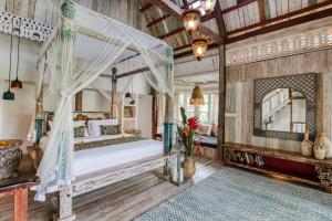 Postel nebo postele na pokoji v ubytování The Rice Joglo Eco-Stay + 103 fotografií