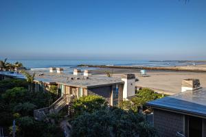 una vista aérea de un edificio y de la playa en Casa Del Sol, en Oceanside