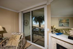 sala de estar con chimenea y vistas al océano en Casa Del Sol, en Oceanside