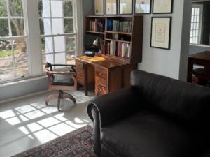 sala de estar con sofá, escritorio y silla en Bordeaux 45 en Ciudad del Cabo