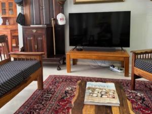 sala de estar con TV grande y mesa en Bordeaux 45 en Ciudad del Cabo