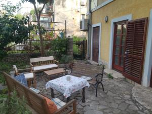 リエカにあるZelena oaza u centru gradaのパティオ(ベンチ2台、テーブル、ドア付)