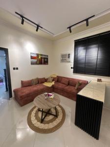 ein Wohnzimmer mit einem Sofa und einem Tisch in der Unterkunft شقه in Ha'il