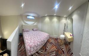 a small bedroom with a bed in a room at شقه in Hail